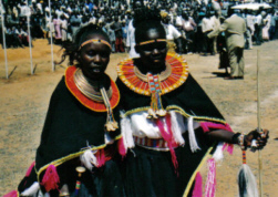 Tegla (links) in Kenia 2003